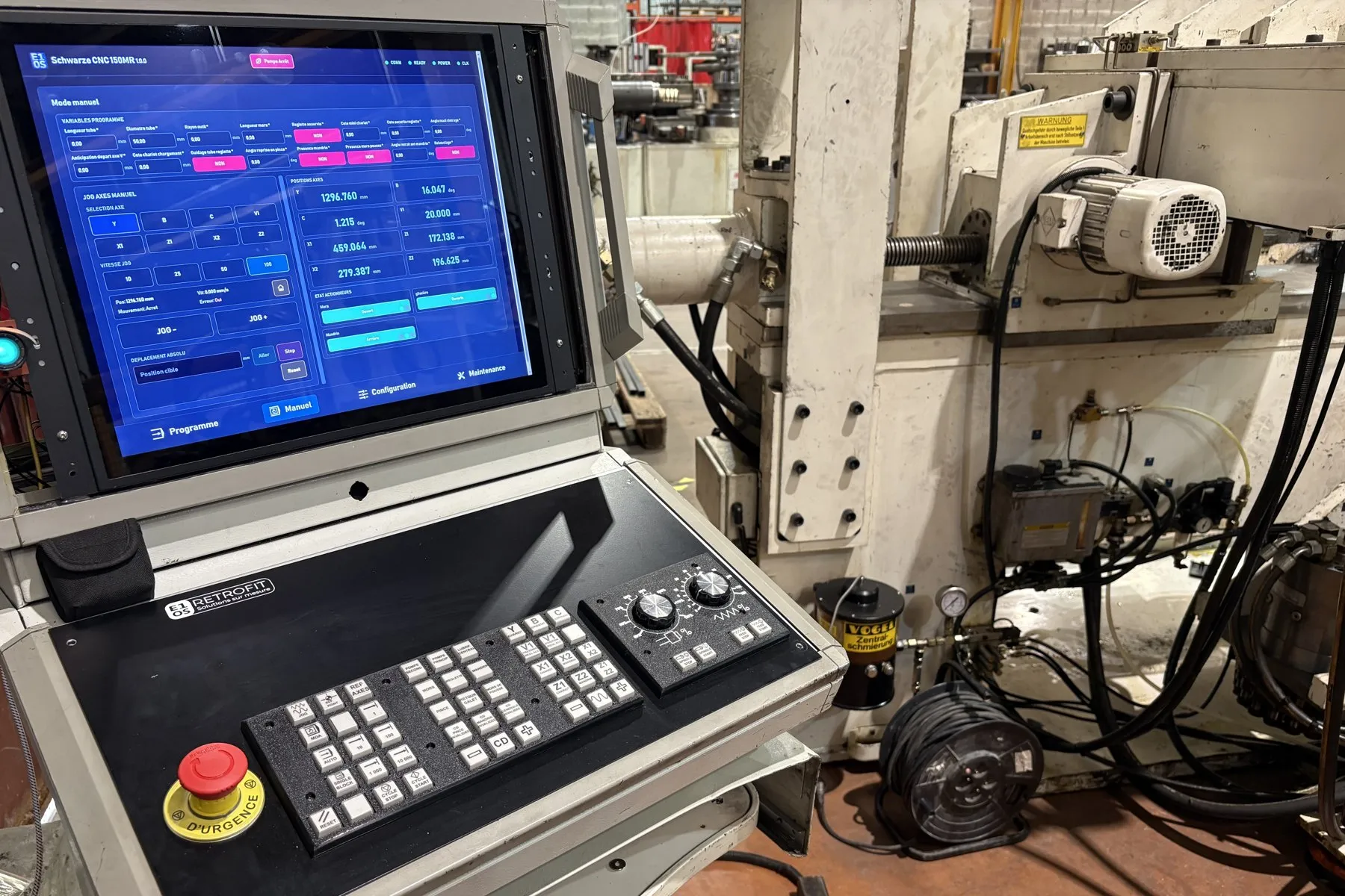 Cintreuse Schwarze CNC150MR après rétrofit, avec son nouveau pupitre de commande